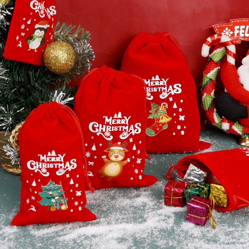 Pochettes rouges de Noël près de cadeaux emballés