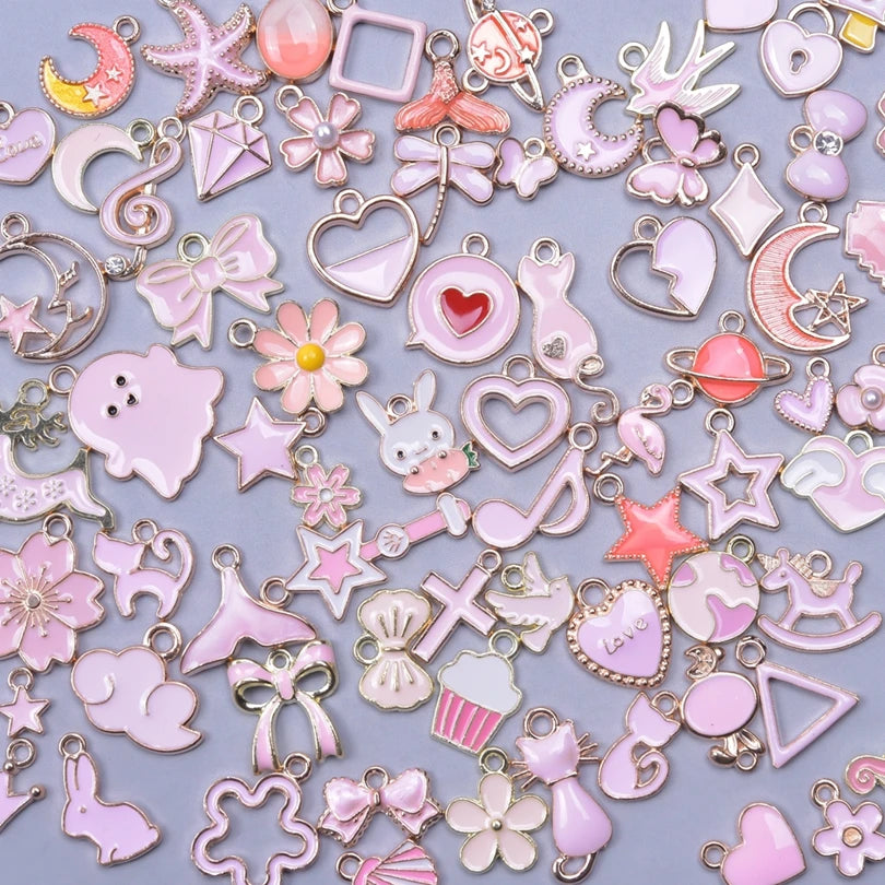 Détail de breloques roses en forme de cœur, fleur et lune