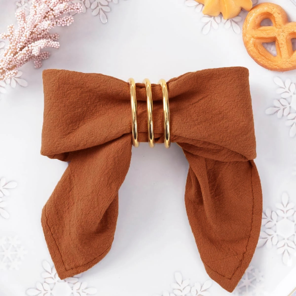 Serviettes de table texturées 40 × 40 cm, lot de 6 ou 12 — terracotta sur une assiette