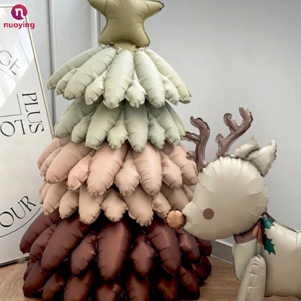Ballon sapin multicolore près d’une décoration de Noël