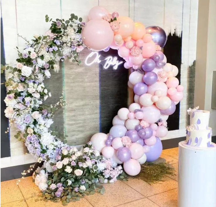 Arche circulaire de cérémonie en métal : arche combinant fleurs et ballons.