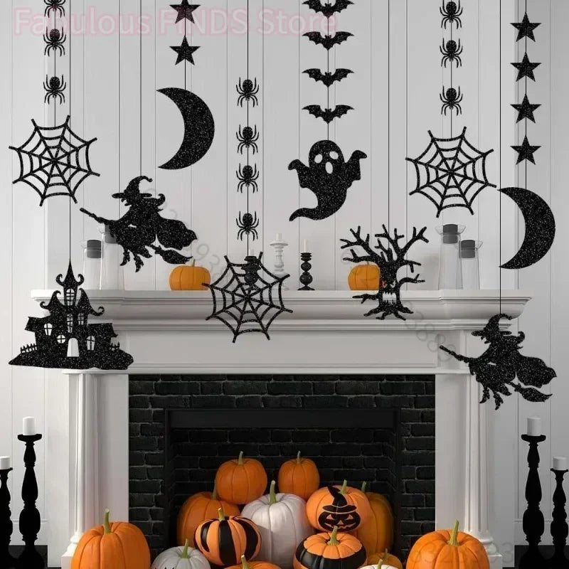 Suspensions Halloween noires au-dessus d’un décor de cheminée