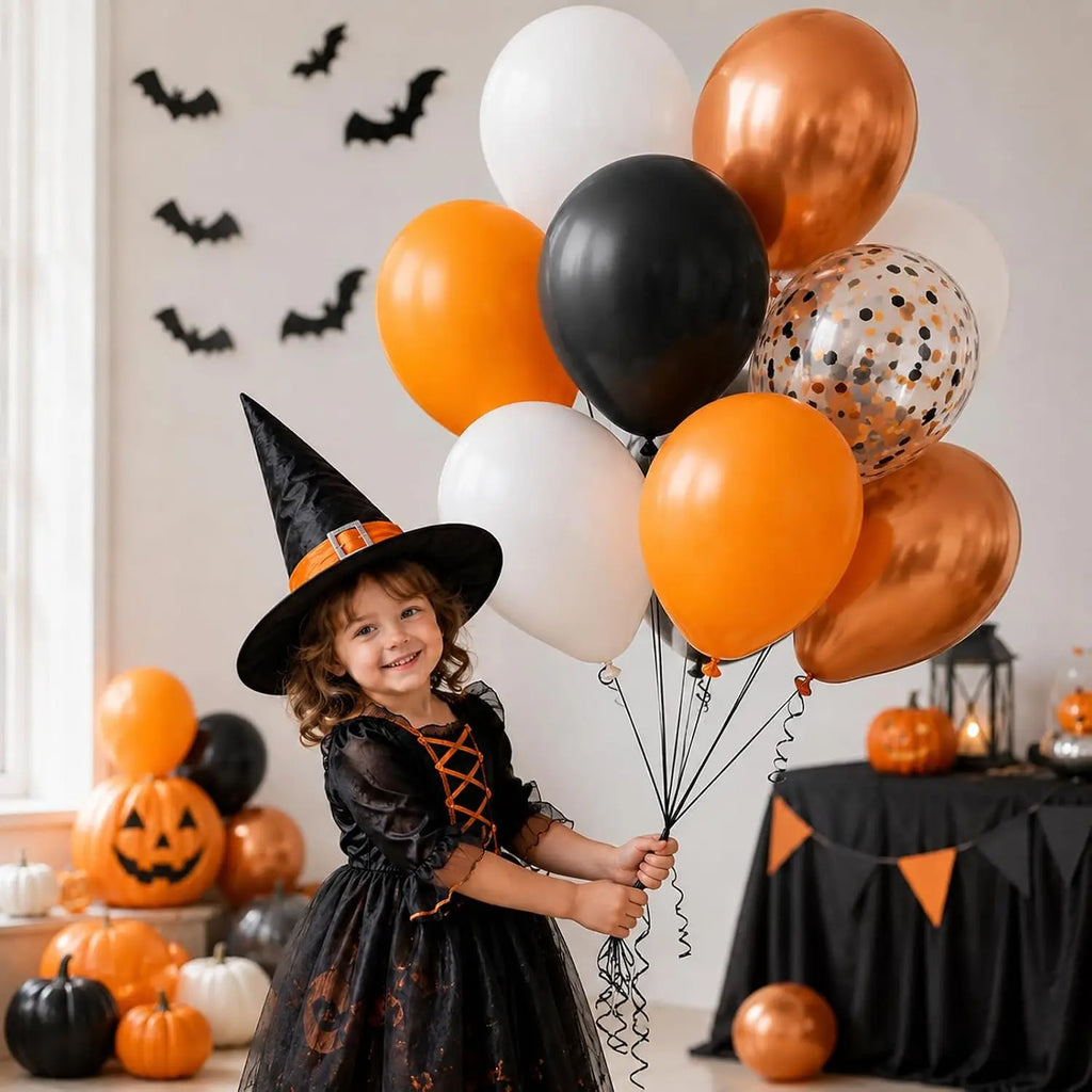 Ballons Halloween orange et noirs : bouquet présenté dans un décor Halloween.