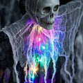 Squelette fantôme lumineux à suspendre pour Halloween : gros plan de l’éclairage multicolore.