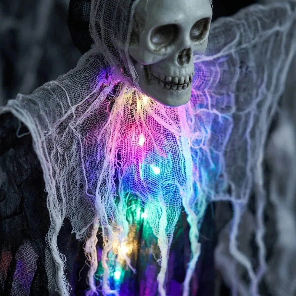 Squelette fantôme lumineux à suspendre pour Halloween : gros plan de l’éclairage multicolore.