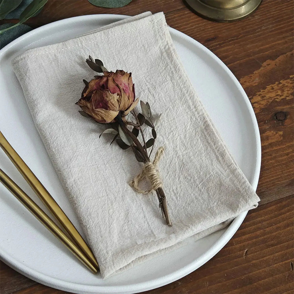 Serviettes de table texturées 40 × 40 cm, lot de 6 ou 12 — beige sur une assiette