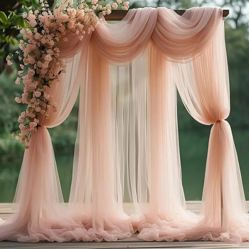 Voilage en tulle rose pâle, rideaux retombants en arche pour décoration de mariage.