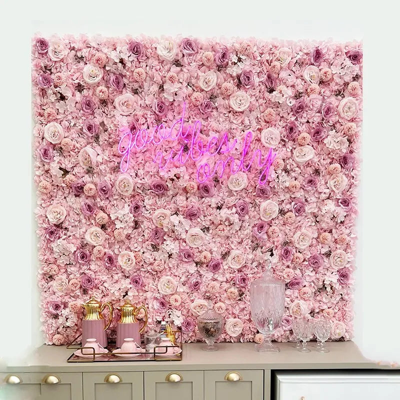 Panneaux floraux roses assemblés au-dessus d’un buffet