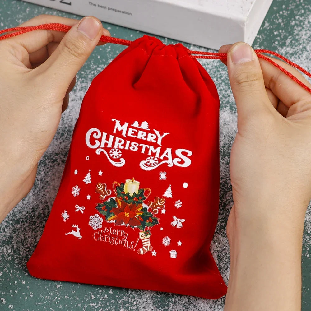 Détail de la fermeture à cordon d’un sac cadeau rouge