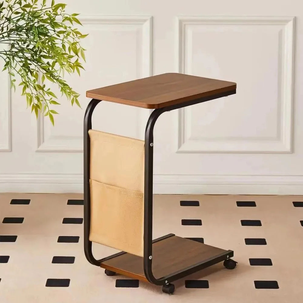 Table d’appoint en C avec poche latérale et roulettes — à côté d’un canapé